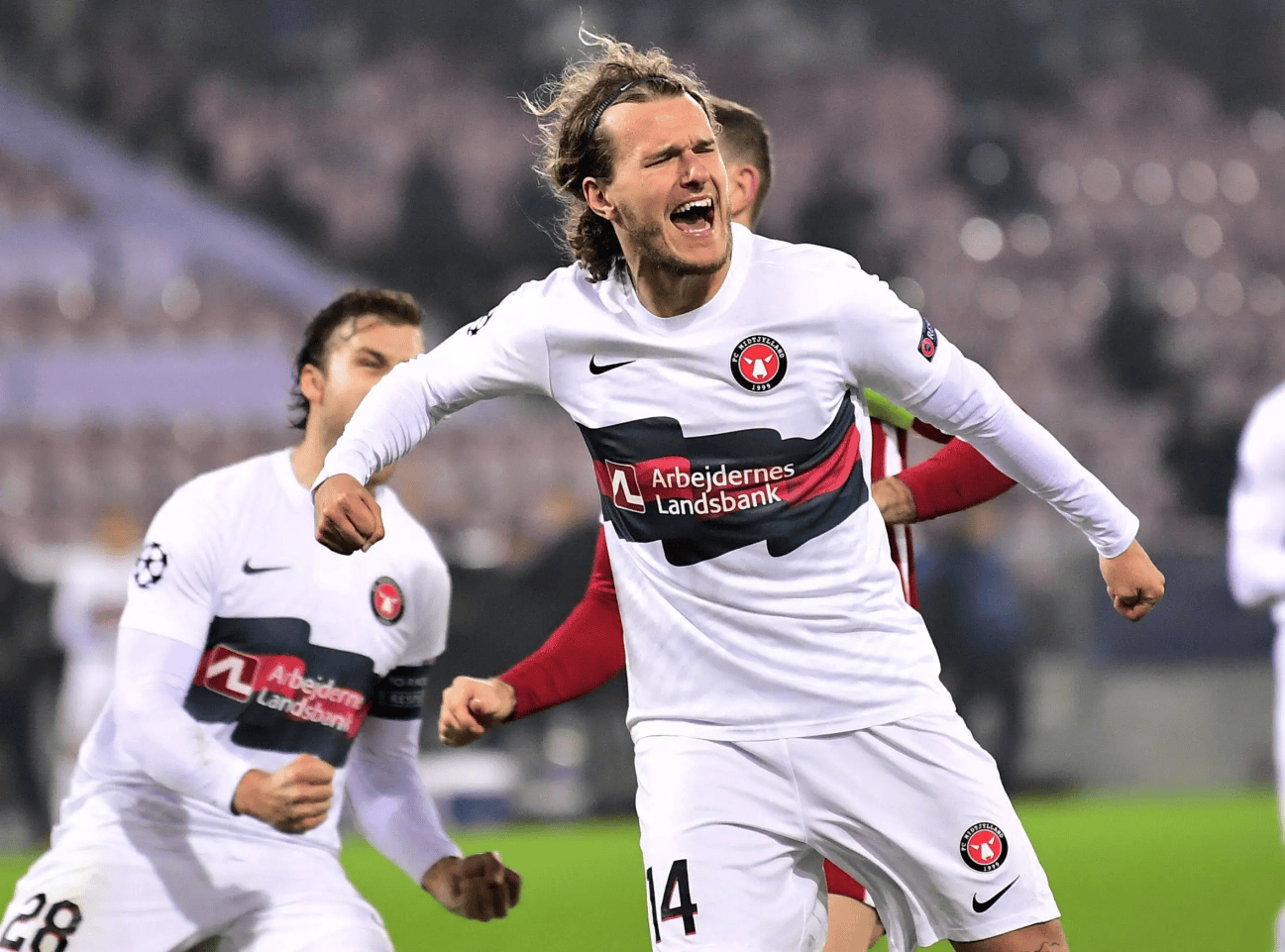 中圈开球只要裁判员鸣哨后比赛即为开始